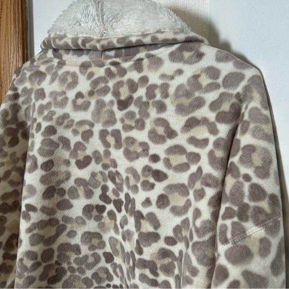 HUE Cream and Brown robe Cozy Fleece cover up - Picture 10 of 16